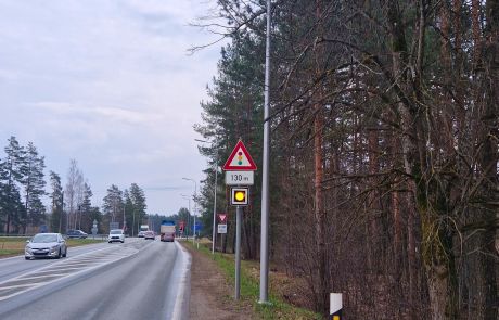 Ceļa apgaismojums ar ceļa zīmi