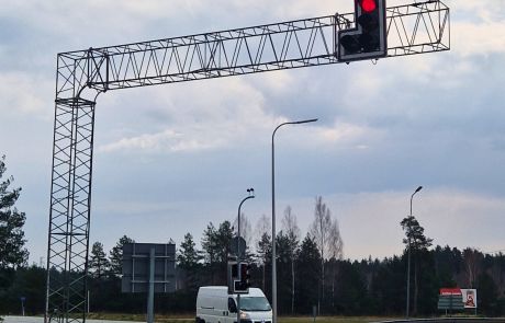 Luksofors uz šosejas