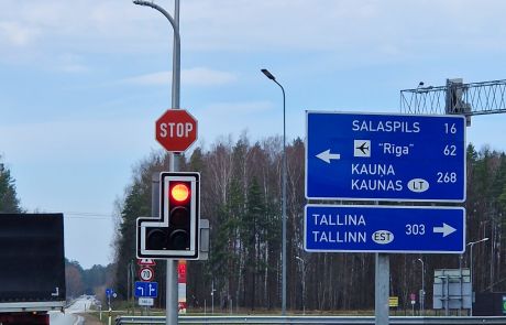 Stop zīme virs luksofora