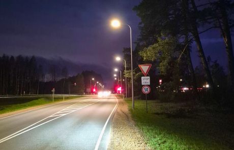Ceļa apgaismojums tumsā