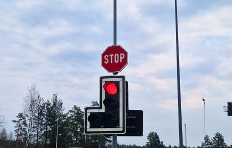 Luksofors pie ceļa malas