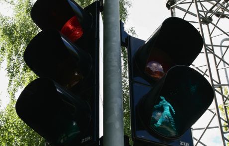 Satiksmes luksofors ar gājēju signālu